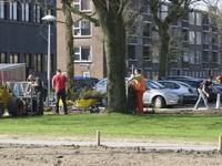 907795 Afbeelding van de aanleg van het 'Borgesiuspark' op de groenstrook tussen de Goeman Borgesiuslaan en Talmalaan ...